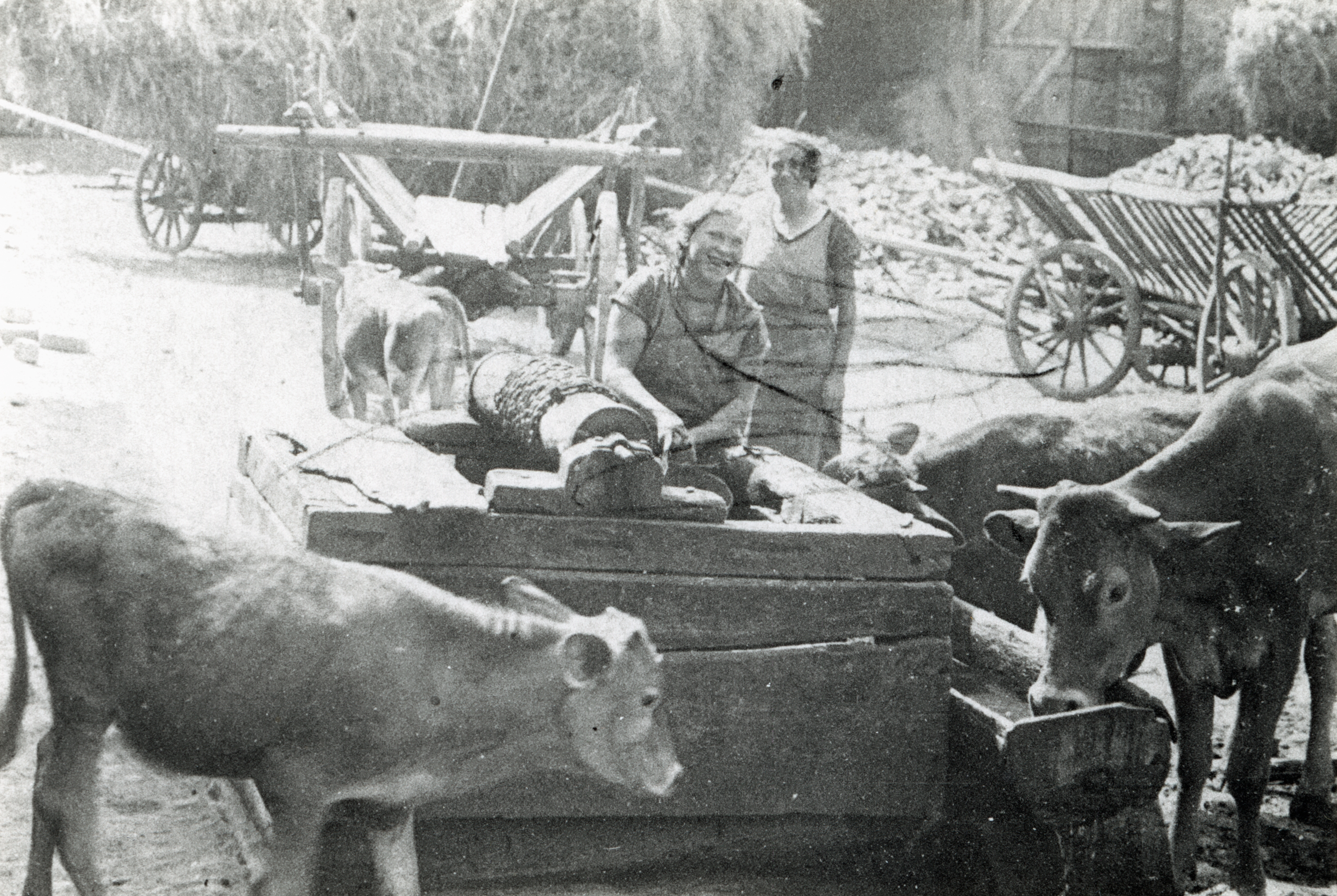 Am Brunnen im Schulhof 1936